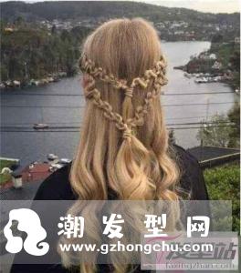卷发怎么扎简单好看 瀑布辫编发自然又迷人