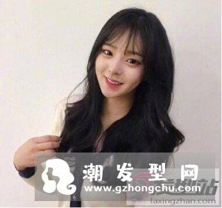 黑色的头发怎样显洋气 披肩中长卷发满满时尚感