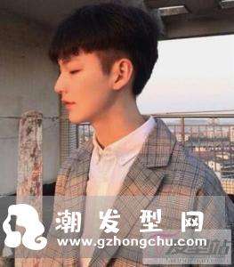 初中男生锅盖头发型 呆萌洋气释放青春魅力