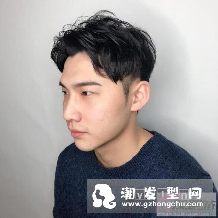 男生千万不要跟风中分？复古潮味中分发型随手拨都有型！