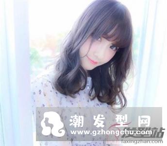 女生卷什么发型显性感 空气感烫卷诠释你的性感魅力