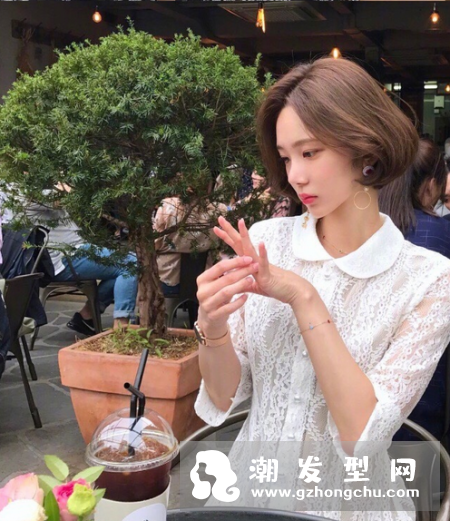 发量多的女生适合短发吗 烫什么发型好看