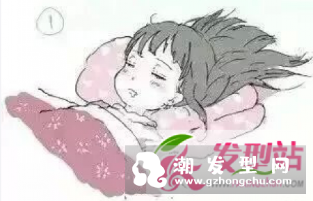 妹子们睡觉时候的头发 睡觉时头发正确的放置方式