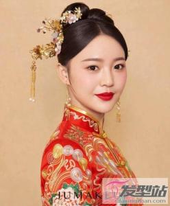 穿秀禾服如何选发型 盘发演绎中式复古风