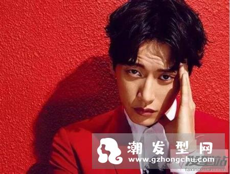 男士中分发型打理教学 男生蓬松中分发型这样弄最好看