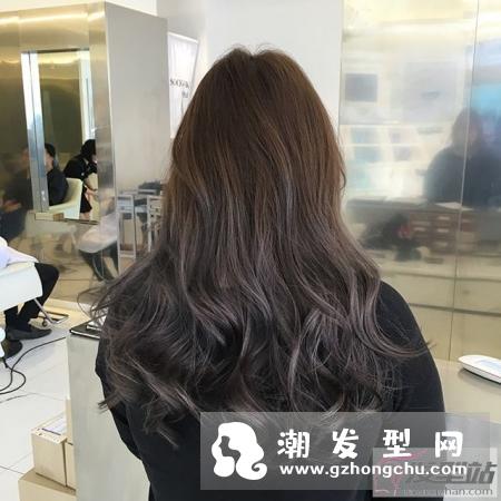 今年长烫发流行什么颜色 韩式流行染烫绝对是背影女神