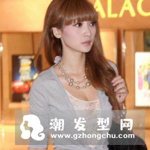 头发扁塌适合什么发型 蓬松长卷发散发女人味