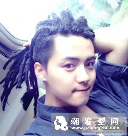 男生短发小脏辫真酷 走哪都是大家关注焦点