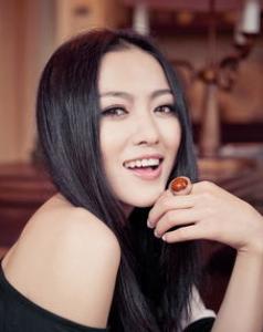 女生卷什么发型显性感 空气感烫卷诠释你的性感魅力