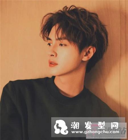 帅哥发型时尚不过时 all back铲青微卷成功上榜