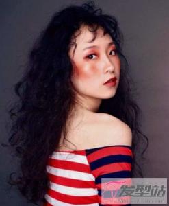女生文艺风卷发发型 这样烫温柔迷人小清新