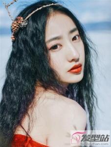 黑色长发适合什么卷发 淑女风烫卷打造优雅清纯美