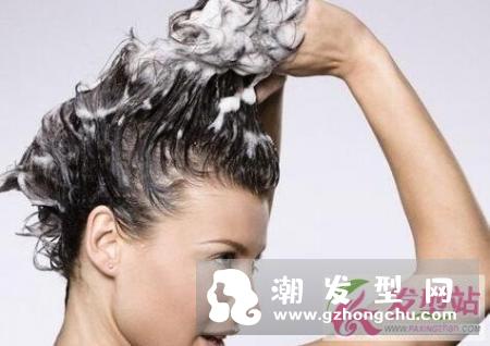 用什么洗发水可以让头发变蓬松 这些方法让你头发蓬松有型