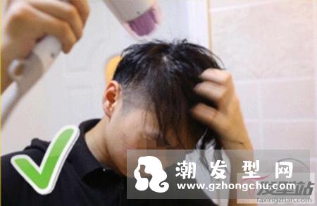 男士中分发型打理教学 男生蓬松中分发型这样弄最好看