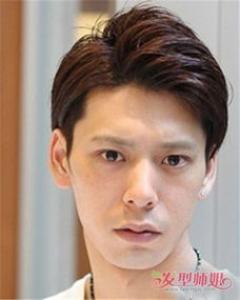 男生两边剃掉中间留长 铲青头发型最显男生帅气阳光