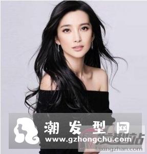 黑色卷发会显老吗 不仅减龄而且优雅