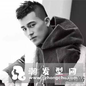最新潮流男士发型 两边剃掉中间留长很时髦