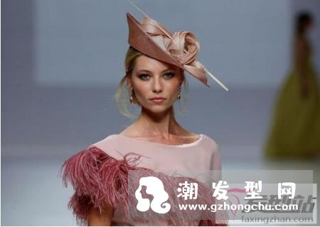 时尚新娘造型头饰要这样配衬 出众的发饰配帽婚纱塑造别树一格的婚宴