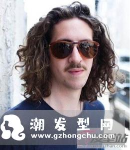男生留长发有几种发型 颠覆性别观念诠释时尚风潮