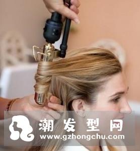 丸子头怎么扎出蓬松感 中长发怎么扎图解