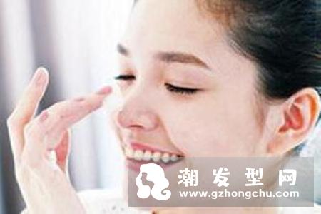 洗完脸白一会就黄了的原因 怎么办