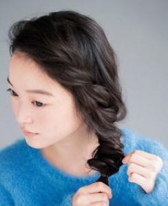 女生长发编织烫发型 让发型看去更自然有型