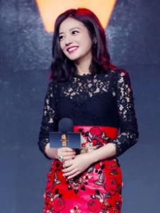 正红色衣服配什么发型好看 层叠玫瑰花裙摆礼服不错