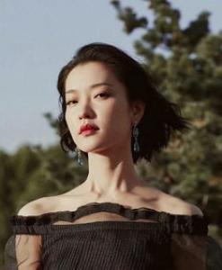 女生慵懒发型扎法 凌乱中不乏女人韵味