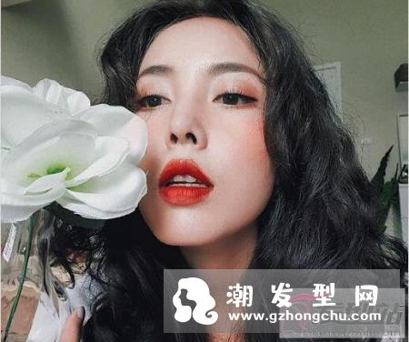 她是我见过最适合一头乱发的女子，这慵懒感妆发清新感太无敌了！