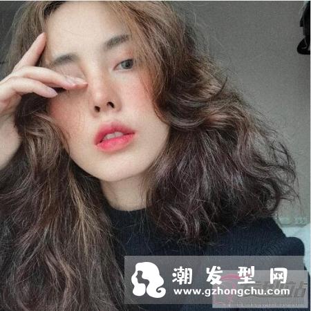 她是我见过最适合一头乱发的女子，这慵懒感妆发清新感太无敌了！