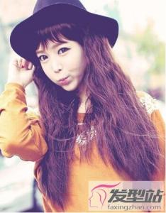 长发蓬松麦穗烫发型 形似麦穗打造唯美浪漫风