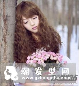 长发蓬松麦穗烫发型 形似麦穗打造唯美浪漫风