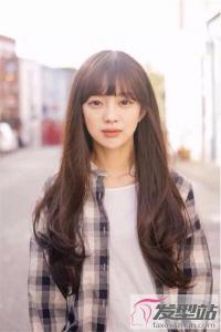女生长发编织烫发型 让发型看去更自然有型