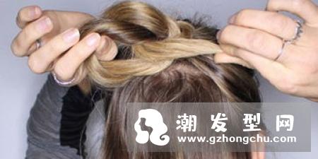 香蕉丸子头的扎法图解 马尾要松