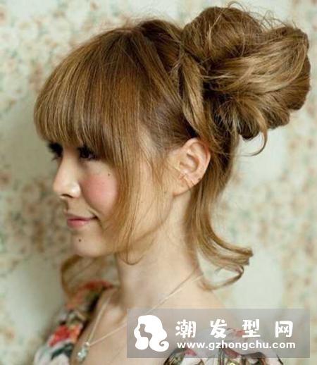 脸小的女生适合什么样的发型 蓬松丸子头不错