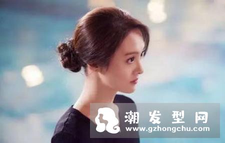 镭射偏光色头发图片 搭配丸子头不是一般的可爱
