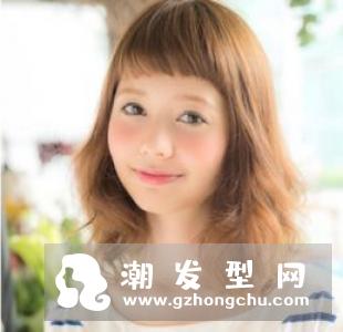 C螺旋内扣短发发型图片 棕色配马尾