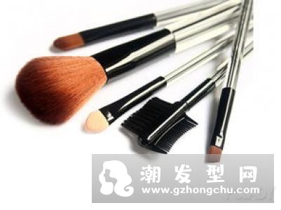 腮红刷和散粉刷有什么区别 上妆教程是怎样的