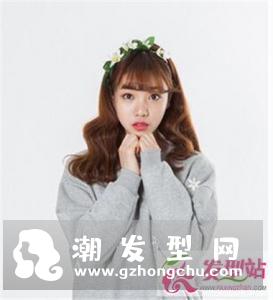 魅力万人迷中长烫发 时尚约会必备选择