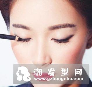 桃花系眼妆怎么画教程 打造唯美浪漫妆容