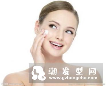 眼睛周围的皮肤发红发痒脱皮是什么原因 怎么护理