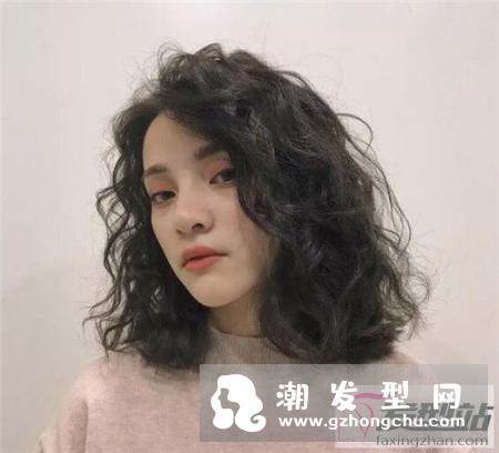 烫发烫哪款好看 π烫或C扣是潮流趋势