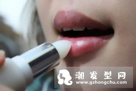 只涂口红不化妆会怎么样 涂什么颜色口红好看