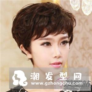 中年女士短发烫发 纹理烫时尚显年轻