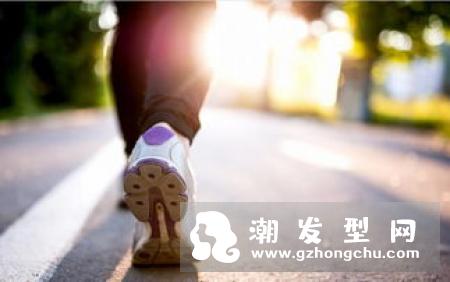 原地跑步时间越长越好吗 在跑步机和弹力带跑效果更好
