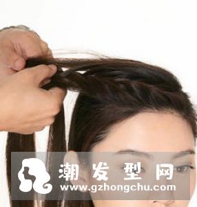 女生拧转马尾辫发型教程图解 一看就会发型扎出时尚感