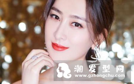 穿校服扎什么发型 甜美大方展现青春魅力