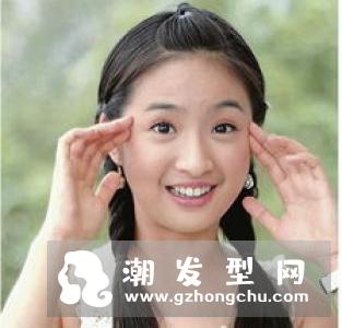 双麻花辫怎么扎好看 一起看看女星是绑出随性时髦双麻花辫吧