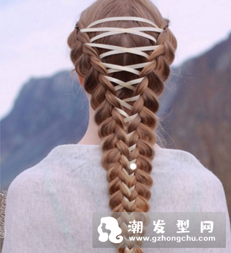 绑鞋带发型图片 粉色发带不错
