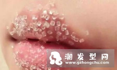 凡士林唇膏用手抹吗 可以天天用吗